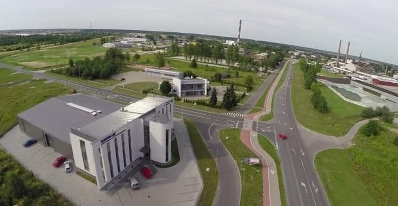 Widok z góry na budynek ELEKTRO-LUX i okolicę